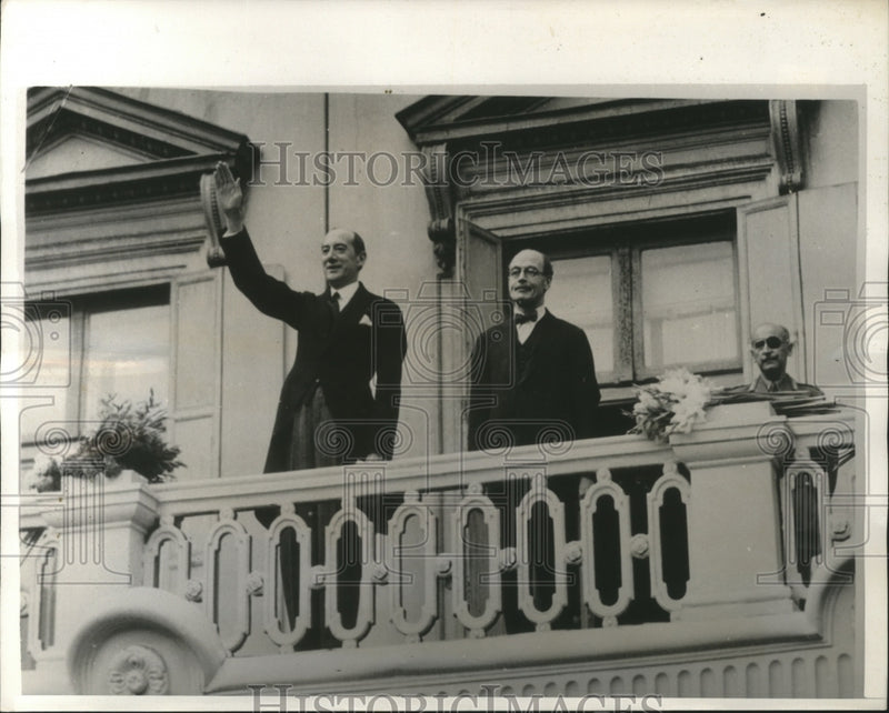 Load image into Gallery viewer, 1939 Press Photo Col. Beck &amp; Sir Howard Kennard Acknowledge Cheers of the Crowd
