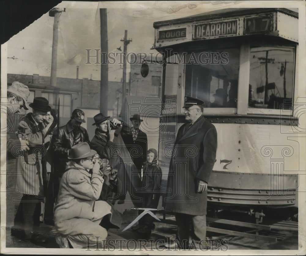 1954 Press Photo Conductor Neal Kelly Beside Peter Witt Streetcar, Detroit