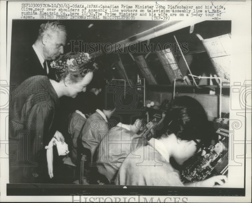 1961 Press Photo John Diefenbaker Touring Matsushita Electric Co. Osaka, Japan