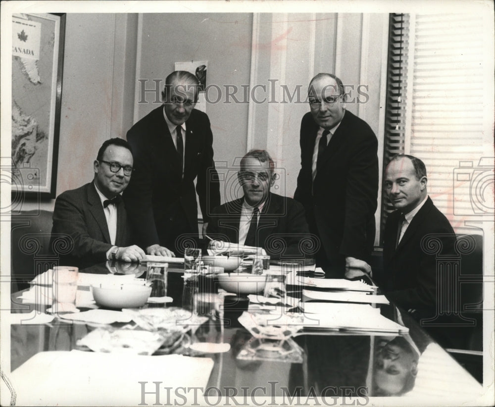 1964 Press Photo Northwestern Mutual Life Insurance Co. Policyholder's Committee