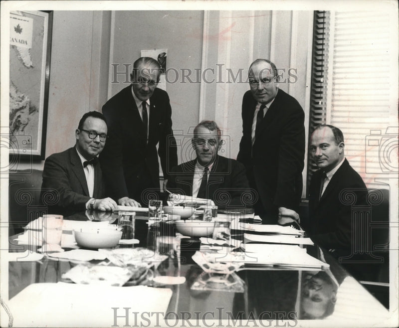 Load image into Gallery viewer, 1964 Press Photo Northwestern Mutual Life Insurance Co. Policyholder's Committee
