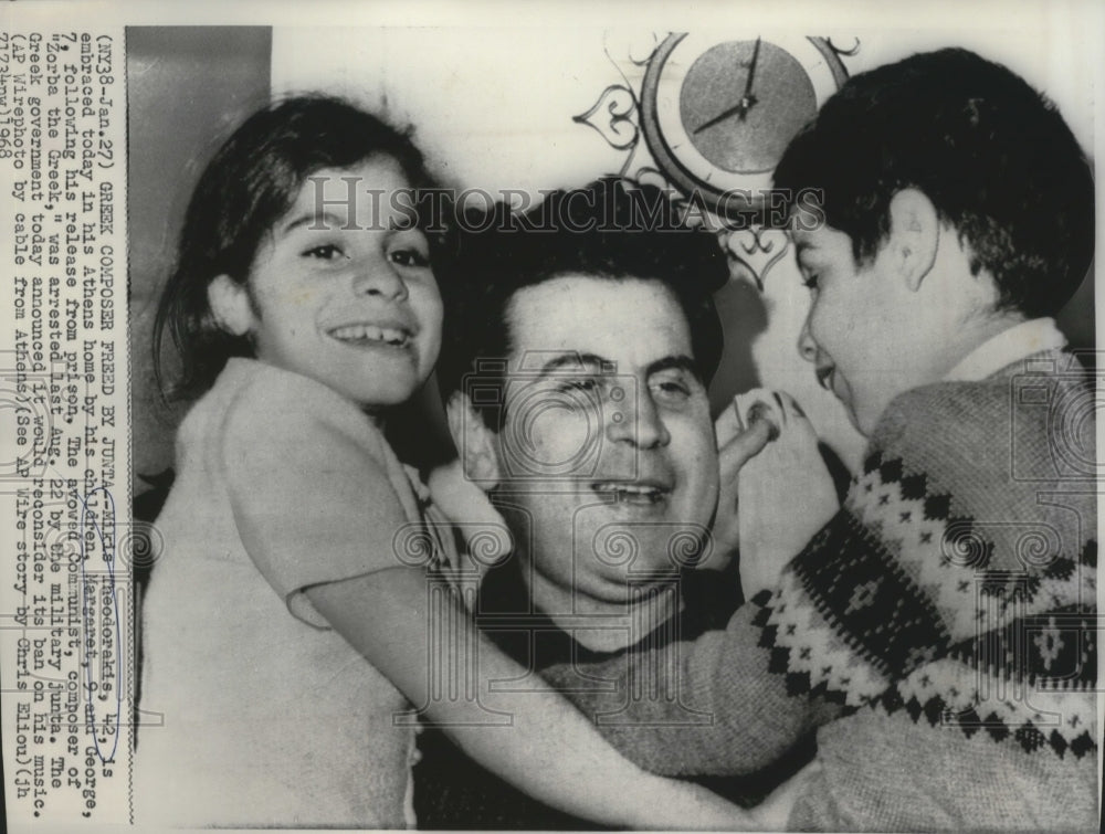 1926 Press Photo Mikis Theodorakis with children after his release from Prison