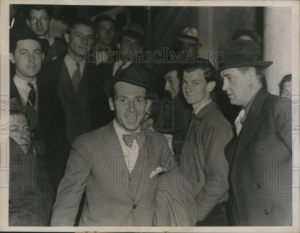 1936 Press Photo Paul Wendel Jr. Leaving Mercer County Court, Trenton New Jersey