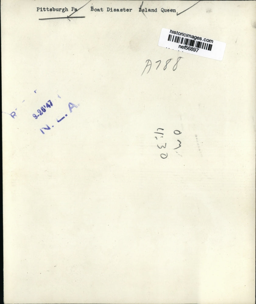 1947 Press Photo Flaming Island Queen & Cars Being Moved Away From Boat Diasater