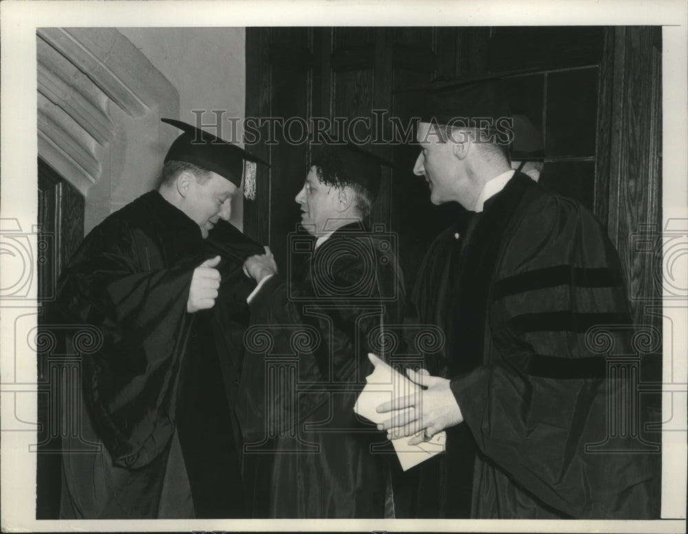 1938 Press Photo Honors From Temple University at Winter Commencement
