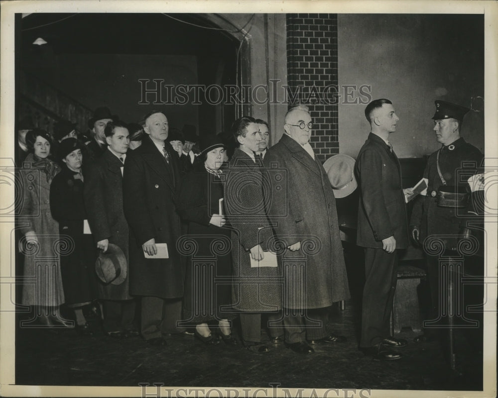 1935 Press Photo Eager Voters Line Up at the Town Hall in Saarbruecken