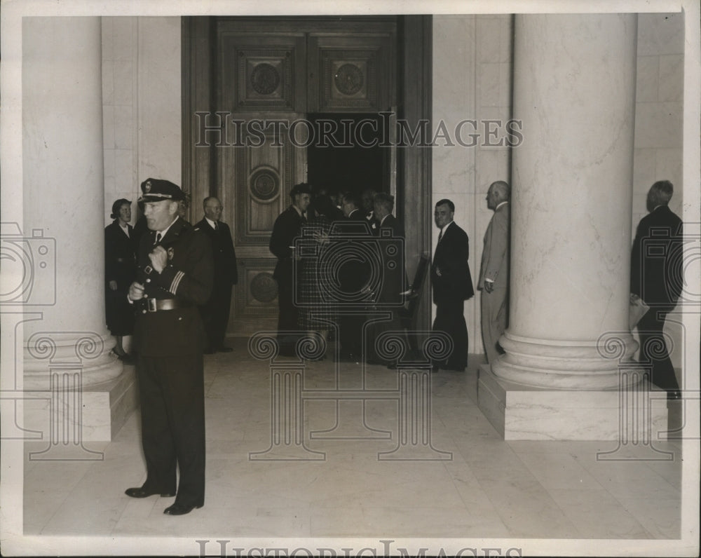 1937 Press Photo Spectators Eager to See Justice Hugo L Black During First Day