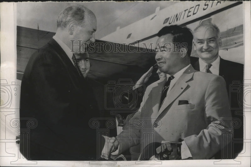 Load image into Gallery viewer, 1962 Press Photo Dean Rusk Souvanna Phouma as He Arrived at MATS Terminal
