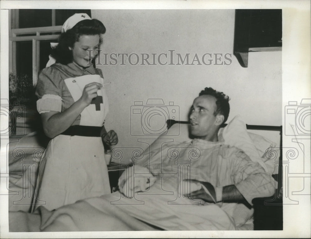 1943 Press Photo Lt Auguste V De Genaro on Road to Recovery in American Hospital