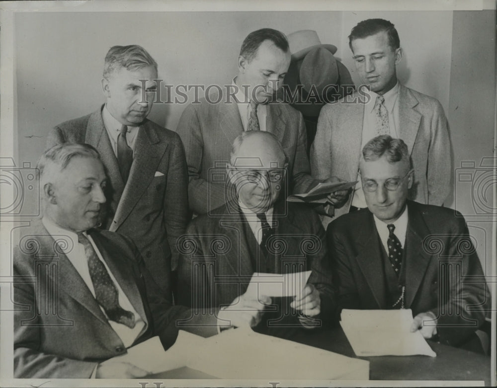 1934 Press Photo Dr E W Sheets Turns First Check to be Written to Dean Coffey