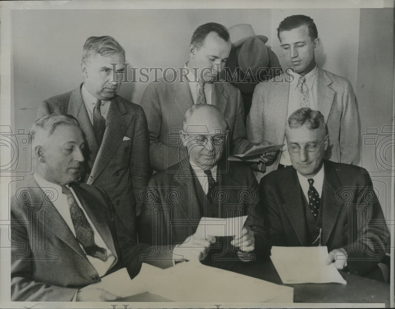 Load image into Gallery viewer, 1934 Press Photo Dr E W Sheets Turns First Check to be Written to Dean Coffey
