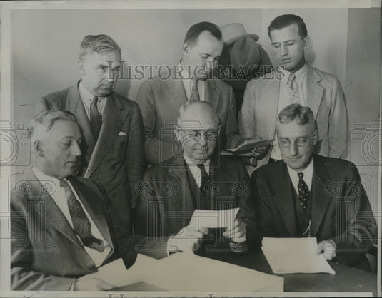 1934 Press Photo Dr E W Sheets Turns First Check to be Written to Dean Coffey