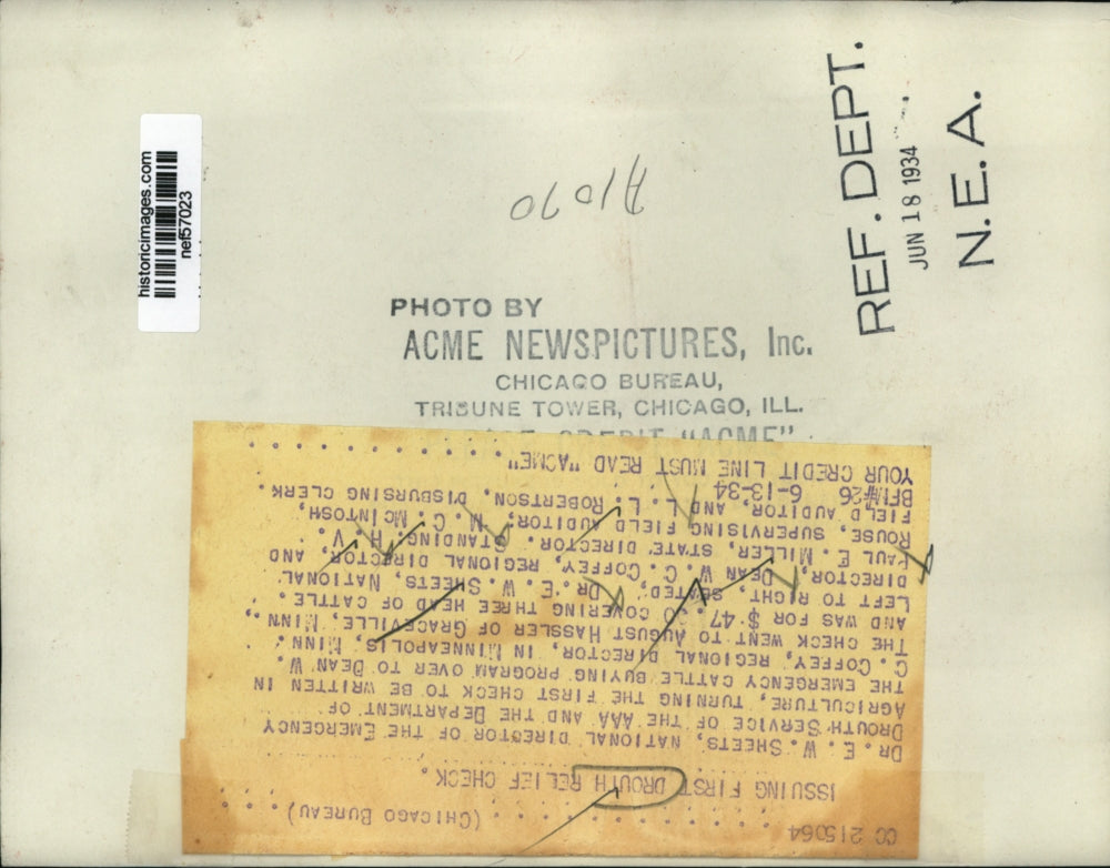 1934 Press Photo Dr E W Sheets Turns First Check to be Written to Dean Coffey