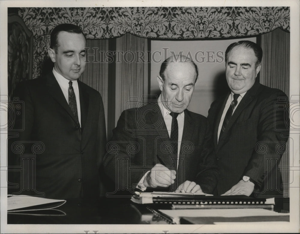 1968 Press Photo Composer Erich Leinsdorf w Boston Council on Arts & Humanities