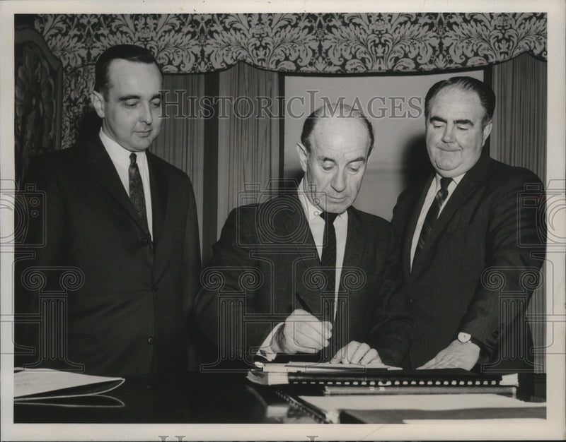 Load image into Gallery viewer, 1968 Press Photo Composer Erich Leinsdorf w Boston Council on Arts &amp; Humanities
