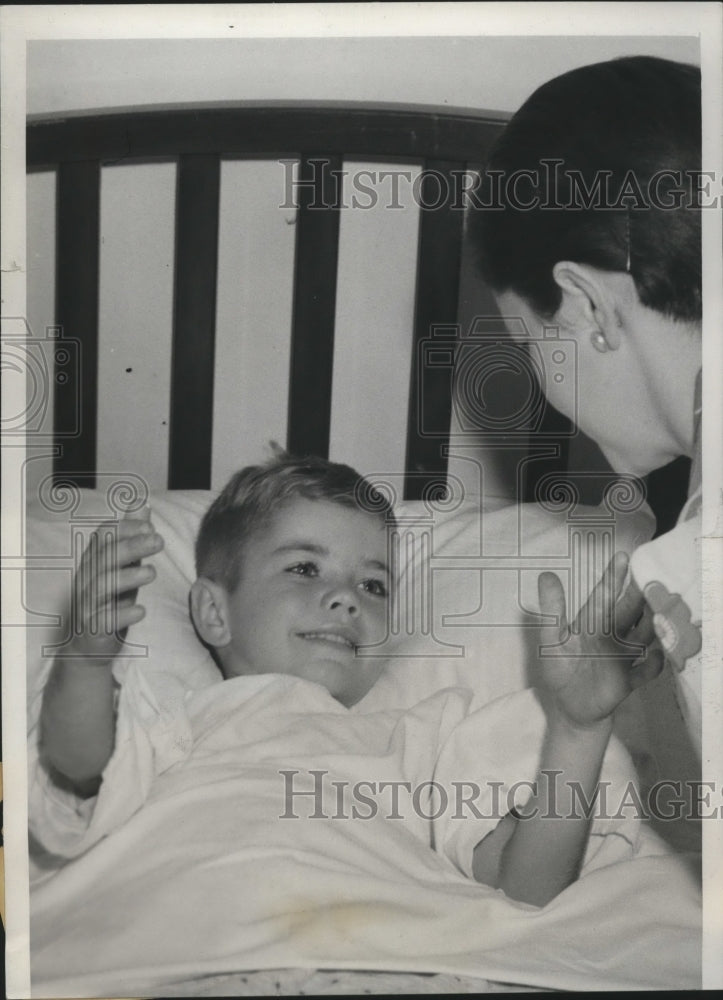 1939 Press Photo Alfred Leon Miller Greets Aunt Sid Prow as Surgeons Prepare