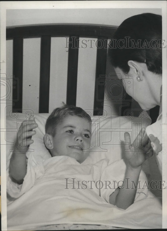 1939 Press Photo Alfred Leon Miller Greets Aunt Sid Prow as Surgeons Prepare