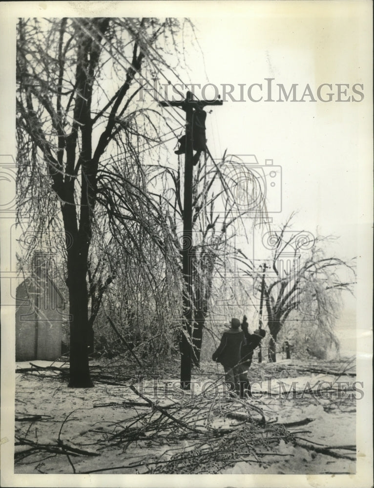 Load image into Gallery viewer, 1937 Press Photo Communications &amp; Transporation in MO Paralyzed From Ice Storm
