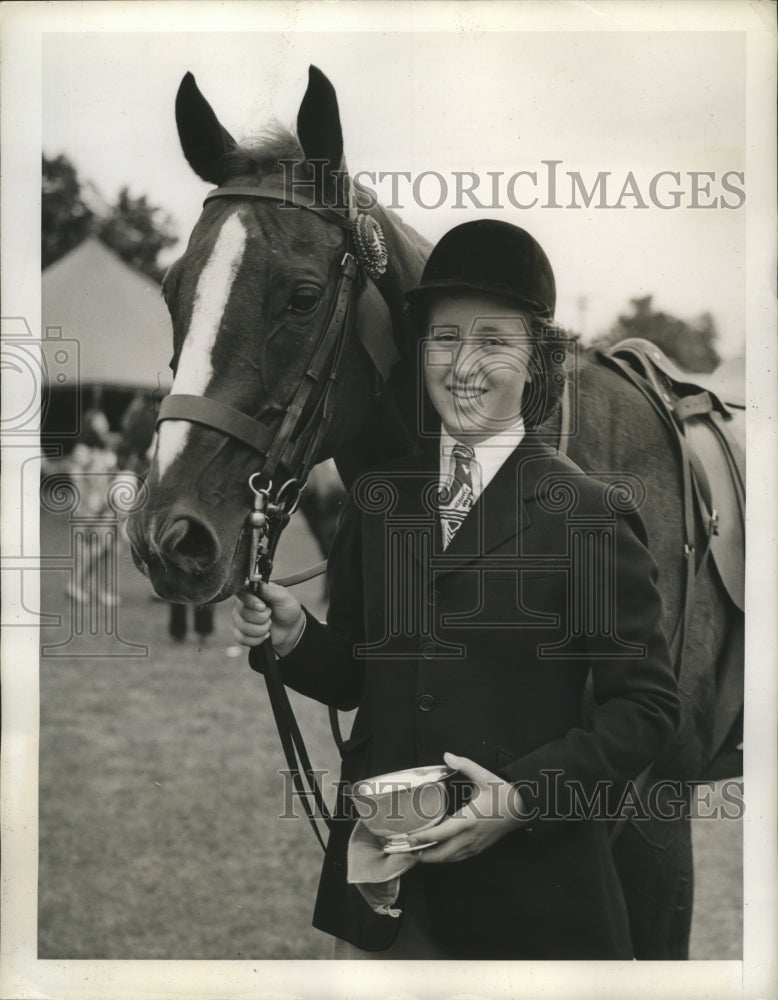 Load image into Gallery viewer, 1941 Press Photo Mary Frances Penney Wins at Huntington Crescent Horse Show
