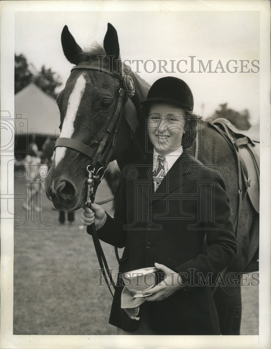 1941 Press Photo Mary Frances Penney Wins at Huntington Crescent Horse Show