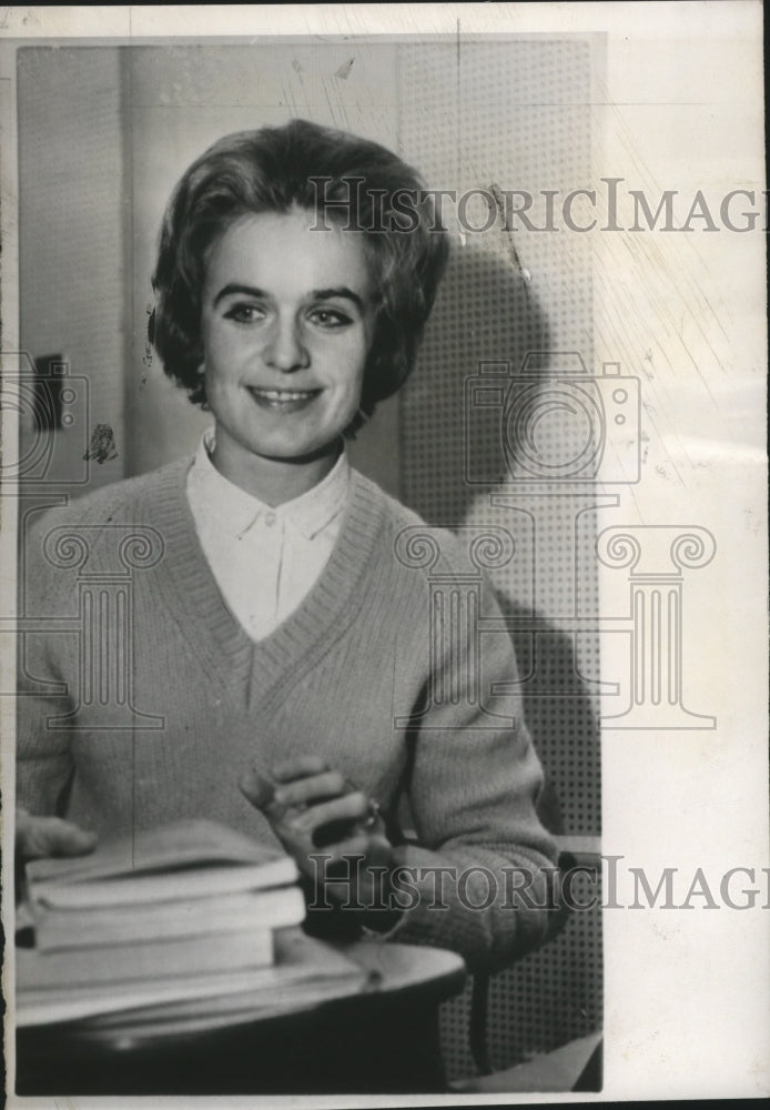 Load image into Gallery viewer, 1966 Press Photo Marina Oswald Widow of JFK Assassin - nef57215
