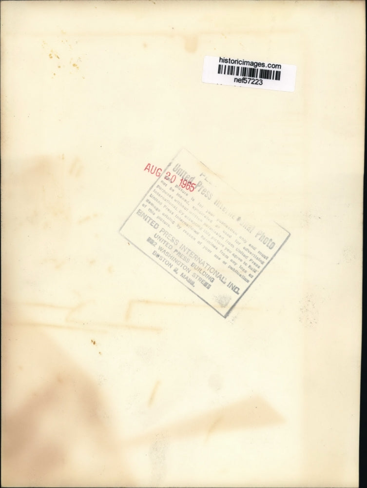 Load image into Gallery viewer, 1965 Press Photo Marina Oswald Files Complaint Against Husband Kenneth Porter
