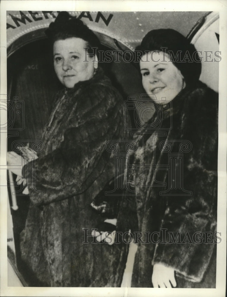 Load image into Gallery viewer, 1941 Press Photo Joanna and Lotte Klemperer Board Plane Los Angeles - nef57332
