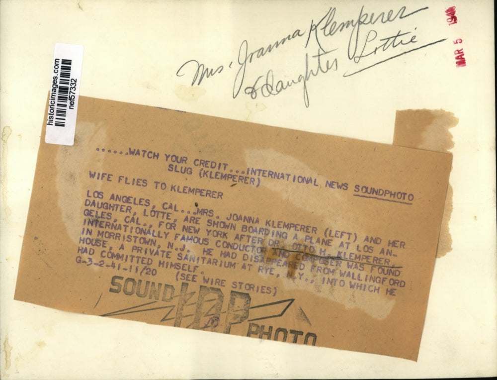 1941 Press Photo Joanna and Lotte Klemperer Board Plane Los Angeles - nef57332