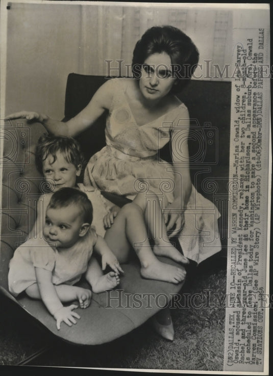 1964 Press Photo Marina Oswald relaxes with her two children - nef57353
