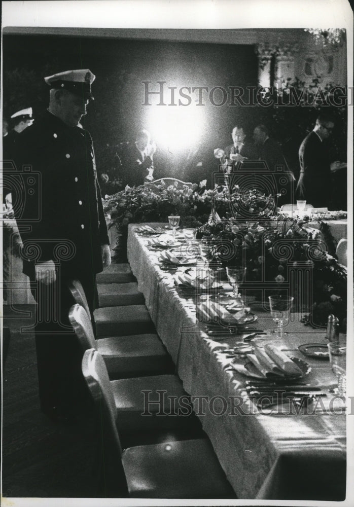 Load image into Gallery viewer, 1962 Press Photo Police Officer Guards $55,000 Gold Plated Dinner Setting
