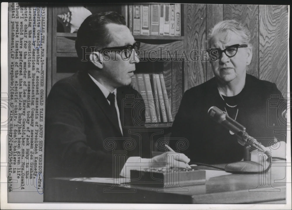 1954 Press Photo Marguerite Oswald interviewed by NBC newsman Joe Graham