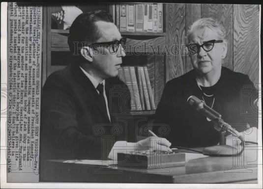 1954 Press Photo Marguerite Oswald interviewed by NBC newsman Joe Graham