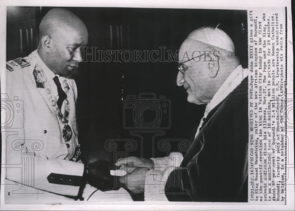 1952 Press Photo Pope John XXIII Gives King Mwami Mwambutsa Gift - nef57562
