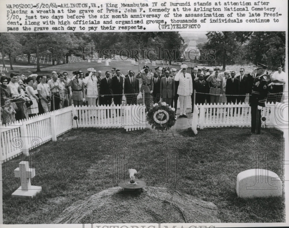 1964 Press Photo King Mwambutsa IV Stands at Attention After Wreath Laying