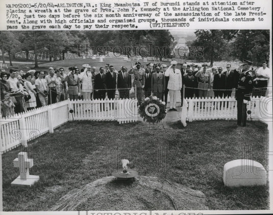 1964 Press Photo King Mwambutsa IV Stands at Attention After Wreath Laying