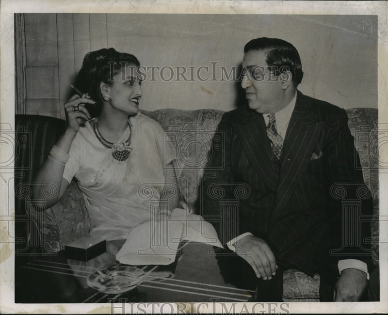 Load image into Gallery viewer, 1948 Press Photo Pratap Singh Rao Gaekwad, Maharani Sita Devi in New York City
