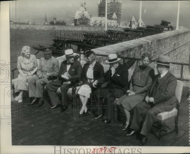 Load image into Gallery viewer, Press Photo Group of People - nef57624
