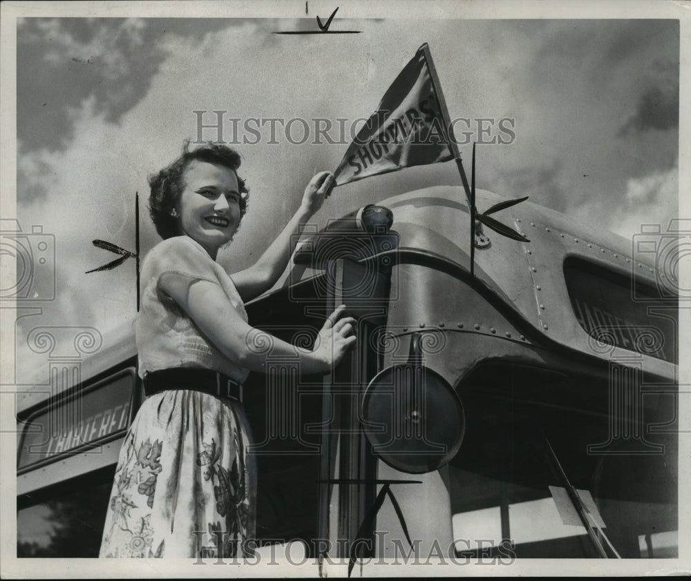 1950 Press Photo June Hambleton of DSR Public Service w Shopping Bus - nef57673