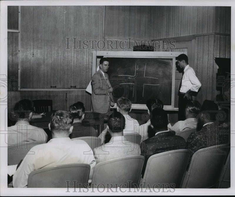 Load image into Gallery viewer, 1955 Press Photo Class for DSR Detroit Streetcar Employees - nef57694
