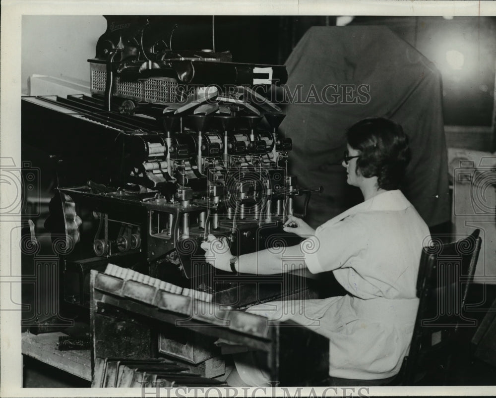 1932 Press Photo DSR Detroit Streetcar Employee Counting Fare coins - nef57698