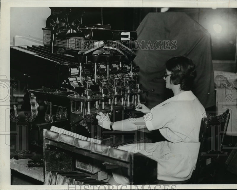 Load image into Gallery viewer, 1932 Press Photo DSR Detroit Streetcar Employee Counting Fare coins - nef57698
