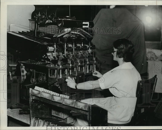 1932 Press Photo DSR Detroit Streetcar Employee Counting Fare coins - nef57698
