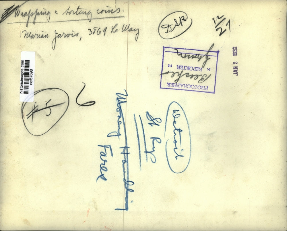 1932 Press Photo DSR Detroit Streetcar Employee Counting Fare coins - nef57698