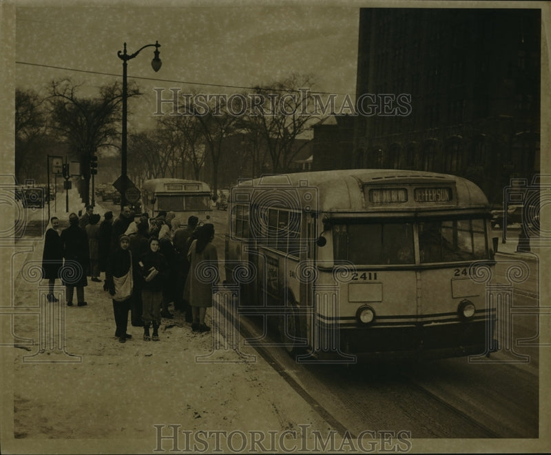 Load image into Gallery viewer, 1947 Press Photo Detroit Department of Street Railways Employees Strike
