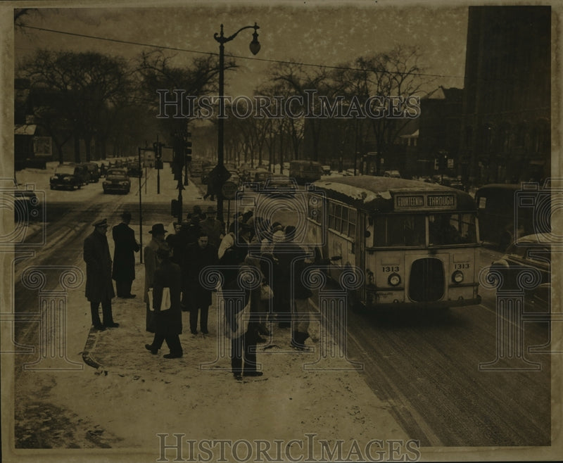 Load image into Gallery viewer, 1947 Press Photo Detroit Department of Street Railways Employees Strike
