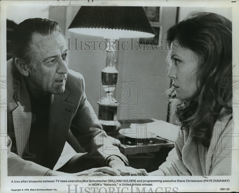 Load image into Gallery viewer, 1976 Press Photo William Holder and Faye Dunaway - nef57971

