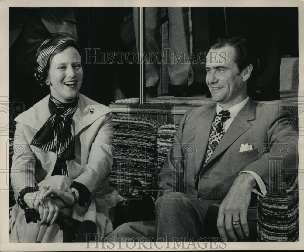 Press Photo of Man and Woman Sitting - nef58090