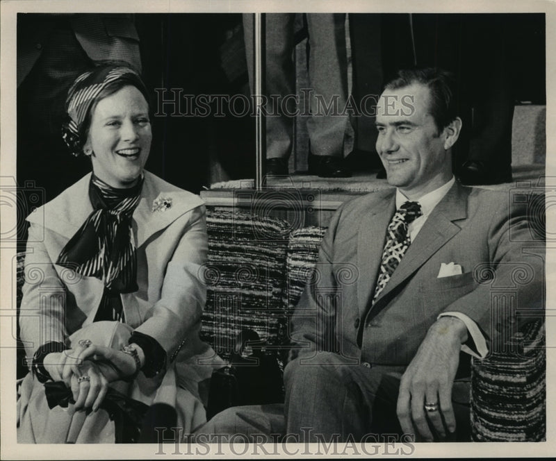 Load image into Gallery viewer, Press Photo of Man and Woman Sitting - nef58090
