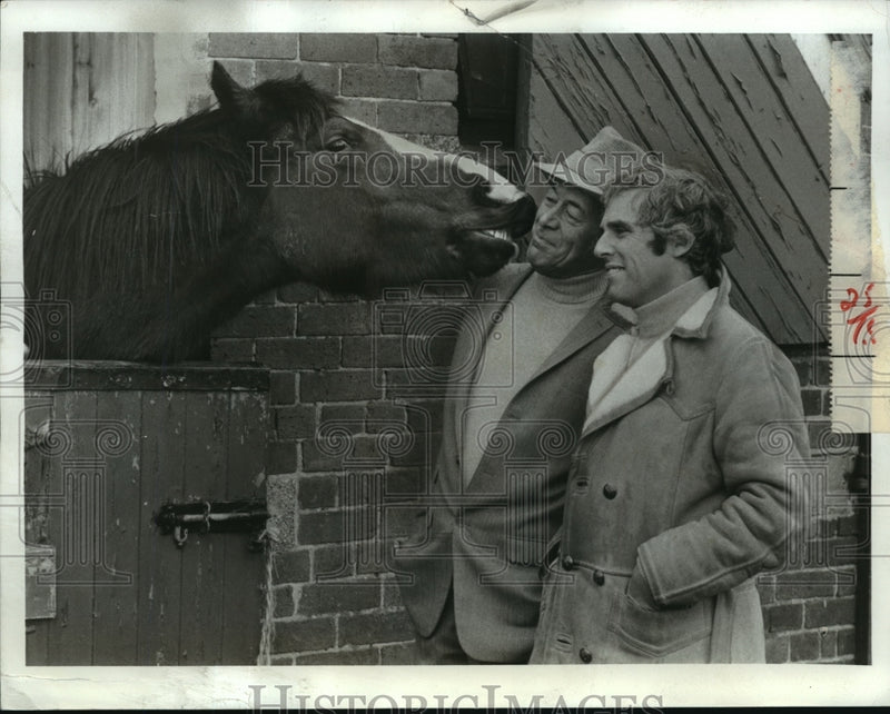 Load image into Gallery viewer, 1972 Press Photo Rex Harrison and Burt Bacharach with Horse - nef58125
