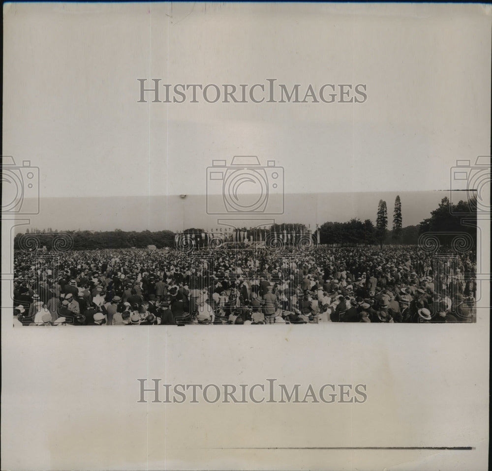 1937 Press Photo Crowd at Bois de Vincennes for Peace in Europe - nef58148